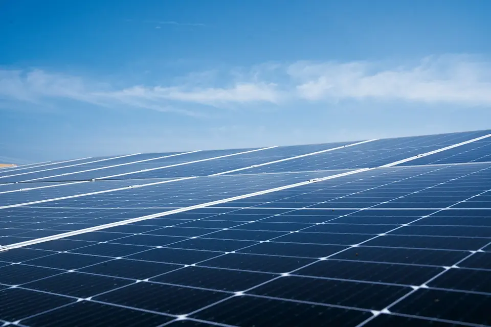 Panneaux solaires photovoltaïques sous un ciel bleu