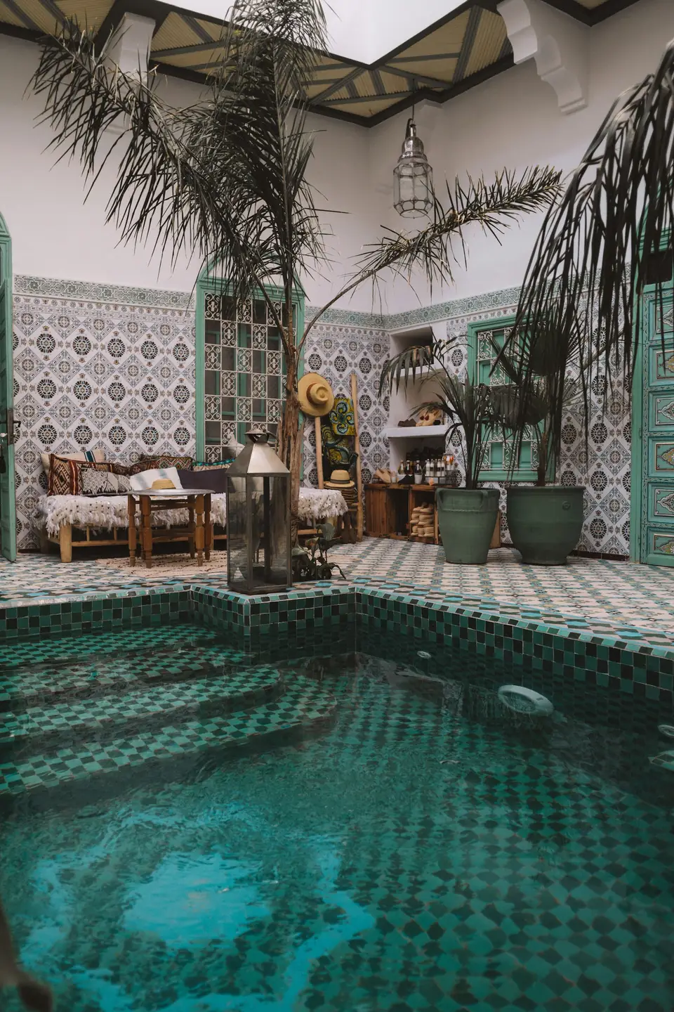 Salon de patio autour d’un bassin en zellige vert