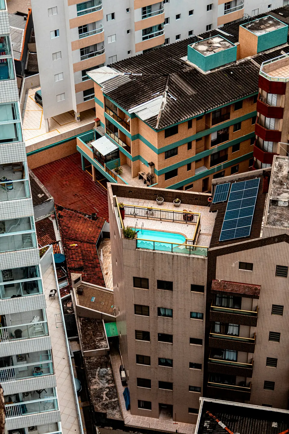 Toit-terrasse équipé de panneaux solaires au-dessus de la ville