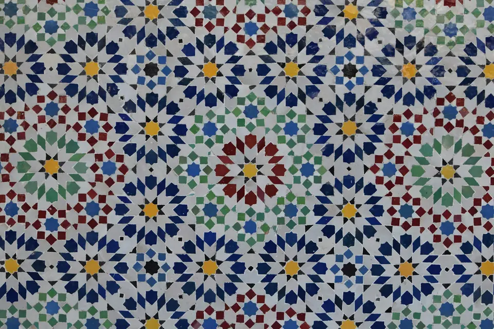 Mosaïque de zellige à motifs d’étoiles